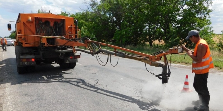 На дорогах Николаевской области за июнь залатали почти 30 тыс.кв.м ям