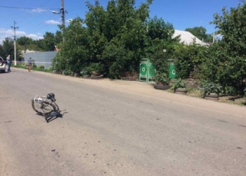 В Николаевской области не разминулись мотоцикл и велосипед. Велосипедистка погибла