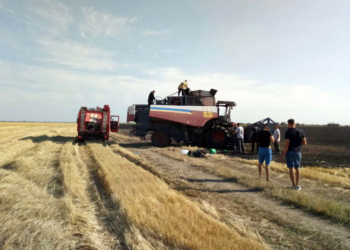 В Николаевской области прямо в поле загорелся комбайн