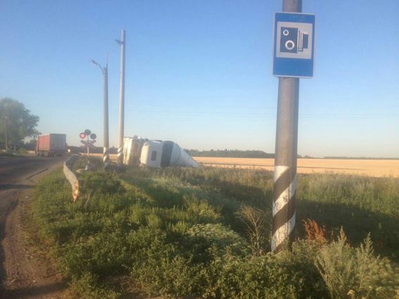 В Николаевской области под Первомайском перевернулся DAF и заблокировал железнодорожные пути 2