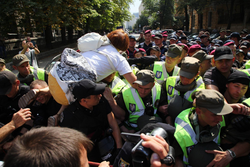 В Киеве сторонники Саакашвили подрались с полицией. Или наоборот 3