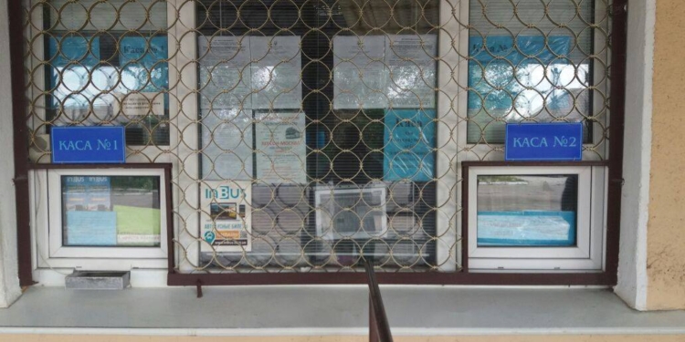 В Первомайске автовокзал и перевозчиков проверяет полиция. Один микроавтобус конифсковали