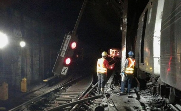 В Нью-Йорке в тоннеле пассажирский поезд сошел с рельсов