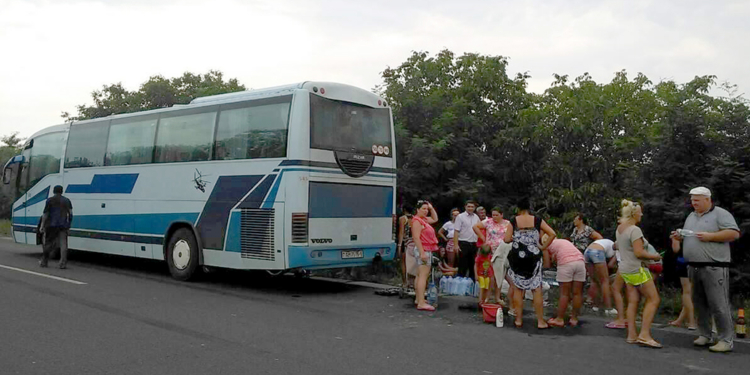 В Николаевской области сломался белорусский автобус. 17 часов люди провели под солнцем. Помогли спасатели