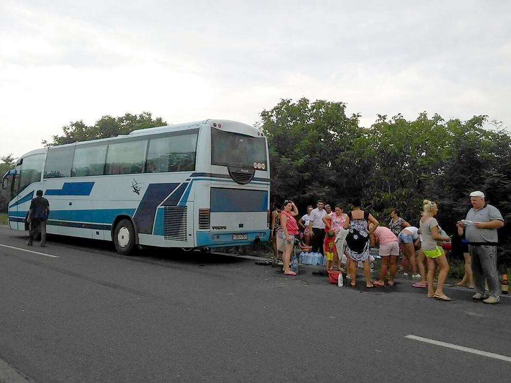 В Николаевской области сломался белорусский автобус. 17 часов люди провели под солнцем. Помогли спасатели 1