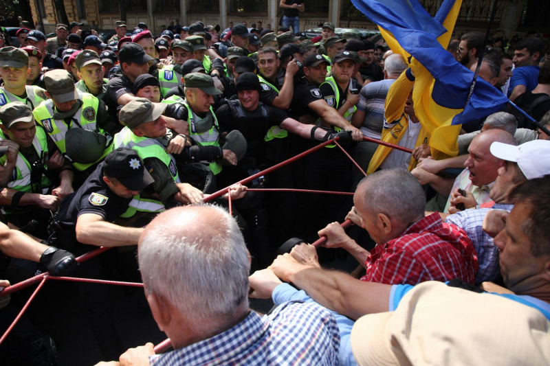 В Киеве сторонники Саакашвили подрались с полицией. Или наоборот 5