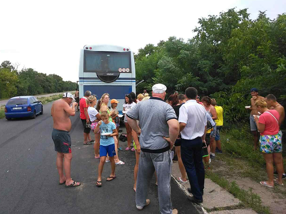 В Николаевской области сломался белорусский автобус. 17 часов люди провели под солнцем. Помогли спасатели 3