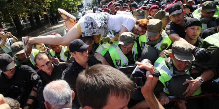 В Киеве сторонники Саакашвили подрались с полицией. Или наоборот