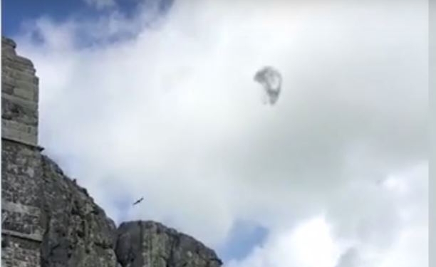 Над Великобританией засекли загадочный объект. НЛО?