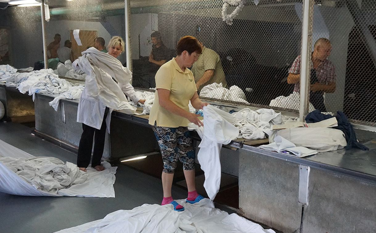 “Просыпаемся, сдаем белье”. Укрзализныця зарабатывает 20 грн. на стирке каждого комплекта белья