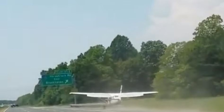 В США самолет совершил аварийную посадку на шоссе. Пилот – асс