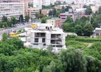 Ломать не строить. В Харькове взорвали старый недострой