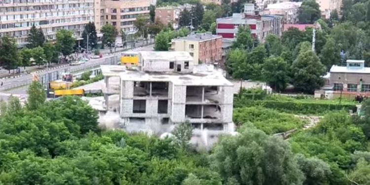 Ломать не строить. В Харькове взорвали старый недострой