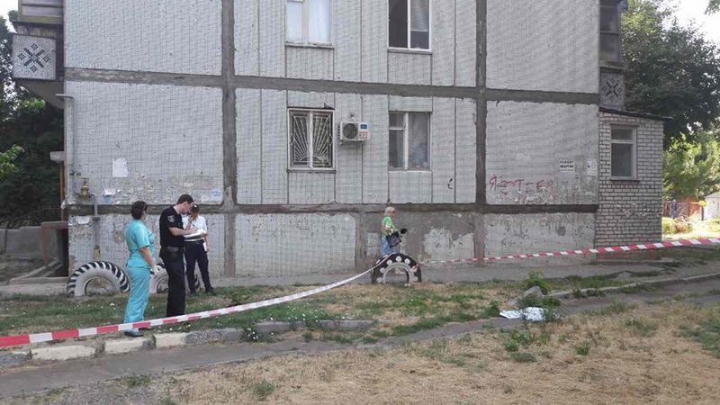 В Николаеве двухлетний ребенок разбился, выпав из окна многоэтажки 1