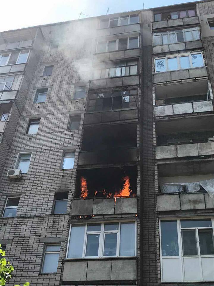 В Корабельном районе Николаева в 9-этажке загорелся балкон 5