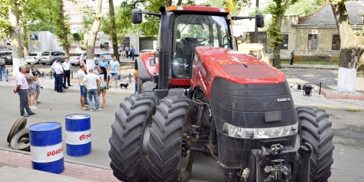Шины, канистры и трактора: в Николаеве фермеры бастовали против системы мониторинга оценки рисков при регистрации налоговых накладных