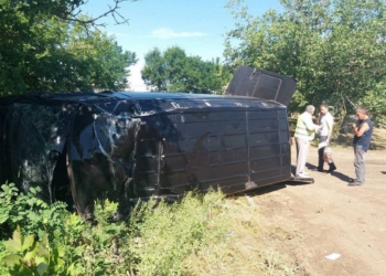 Под Николаевом из-за рассыпанного грузовиком ячменного жмыха в кювет вылетел микроавтобус