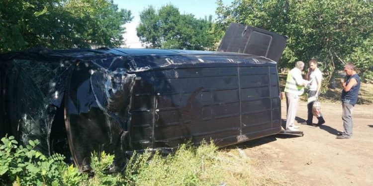 Под Николаевом из-за рассыпанного грузовиком ячменного жмыха в кювет вылетел микроавтобус