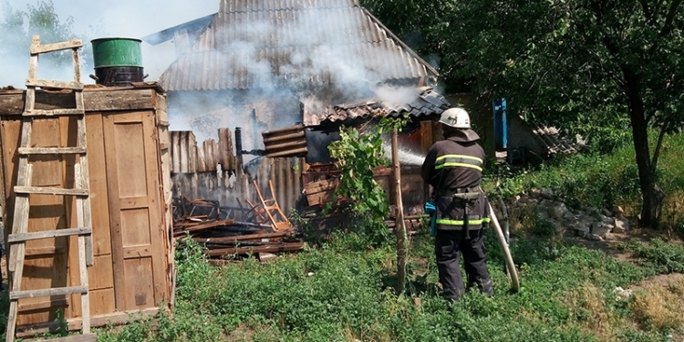 С огнем все-таки надо быть поосторожнее: в Казанке вспыхнула хозпостройка с дровами