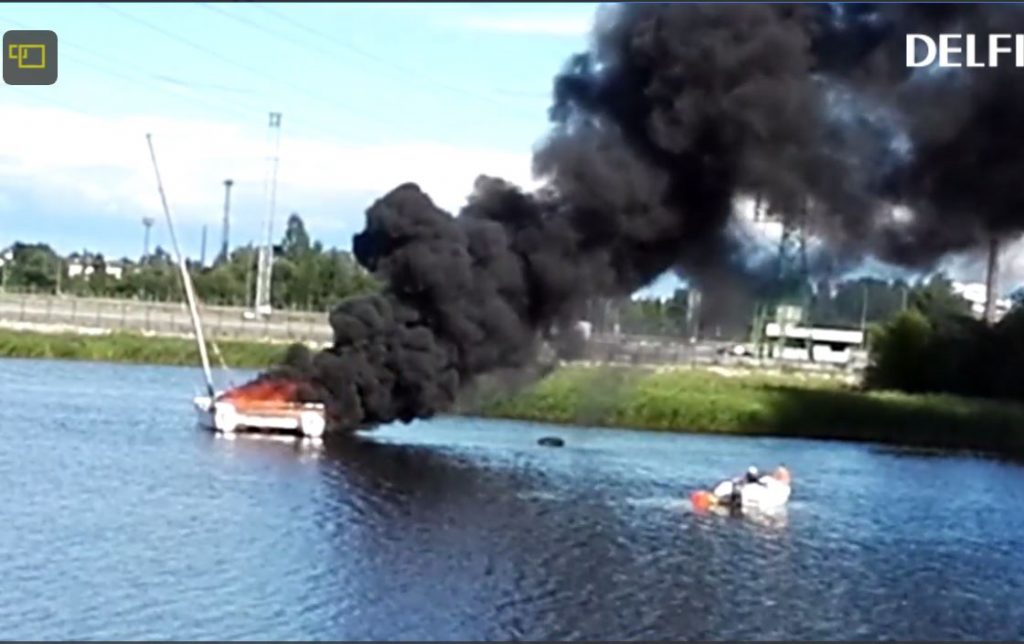 В Риге сгорела яхта - зацепилась за линию электропередач. 12 пострадавших 1
