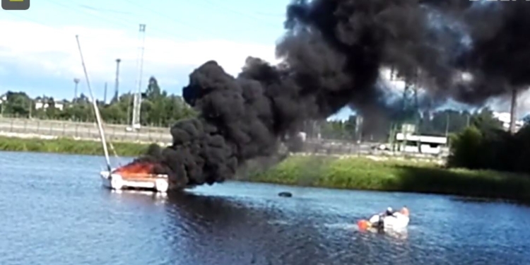 В Риге сгорела яхта – зацепилась за линию электропередач. 12 пострадавших