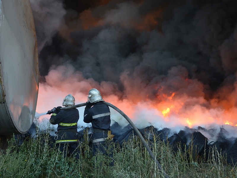 Черный дым в небе над Николаевом: пожар на частном предприятии по переработке старых шин 7