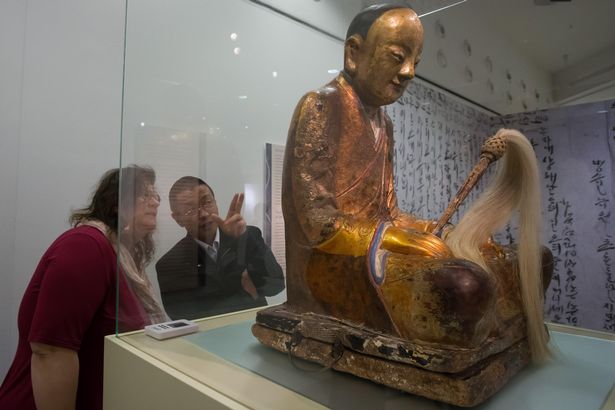 Из-за золотого мумифицированного монаха, который умер от голода, маленькая китайская деревня судится с Нидерландами 5