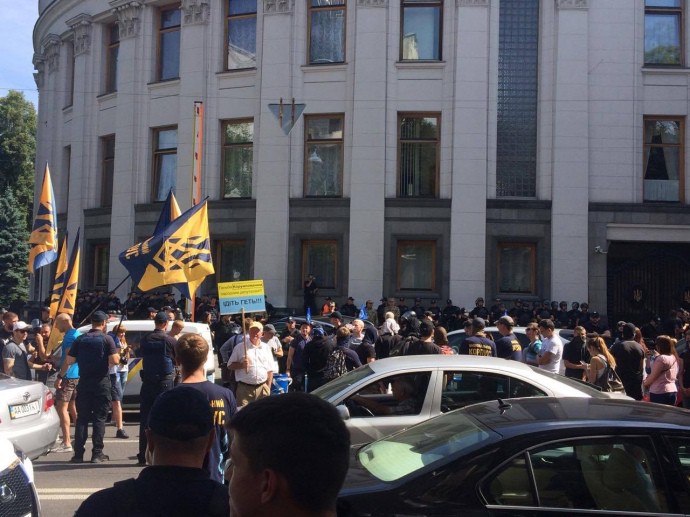 Митинг против депутатской неприкосновенности под Радой. Протестующие зажгли дымовые шашки, полиция применила газ 2