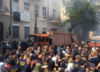 Митинг против депутатской неприкосновенности под Радой. Протестующие зажгли дымовые шашки, полиция применила газ