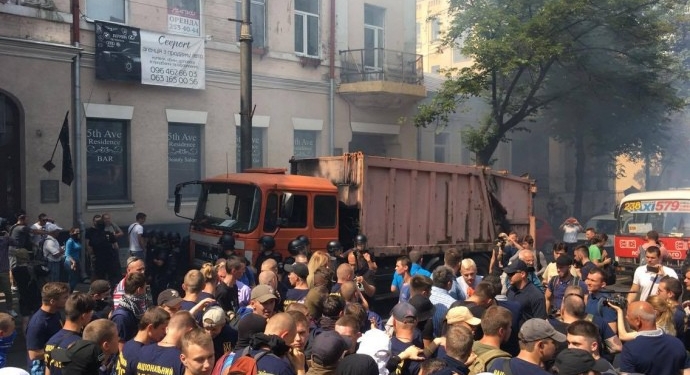 Митинг против депутатской неприкосновенности под Радой. Протестующие зажгли дымовые шашки, полиция применила газ