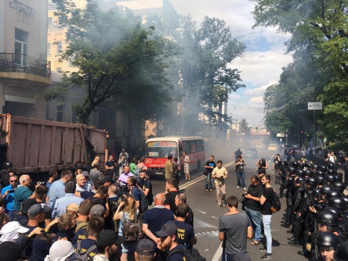 Митинг против депутатской неприкосновенности под Радой. Протестующие зажгли дымовые шашки, полиция применила газ 6