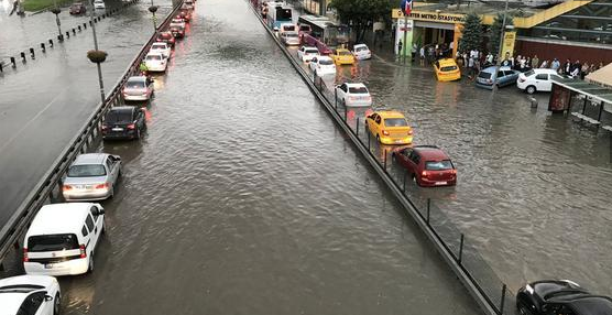 Сильный ливень затопил улицы и метро Стамбула 3