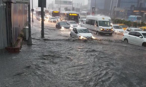 Сильный ливень затопил улицы и метро Стамбула 5