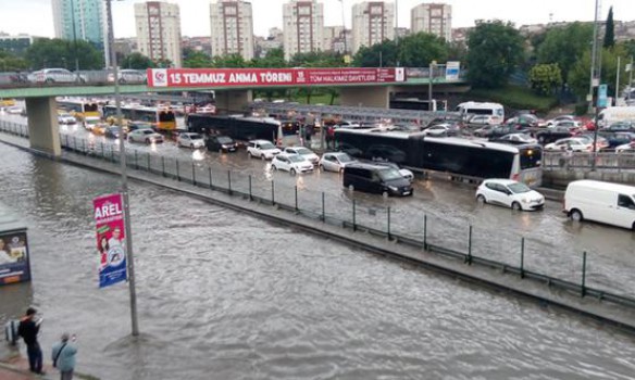 Сильный ливень затопил улицы и метро Стамбула 7