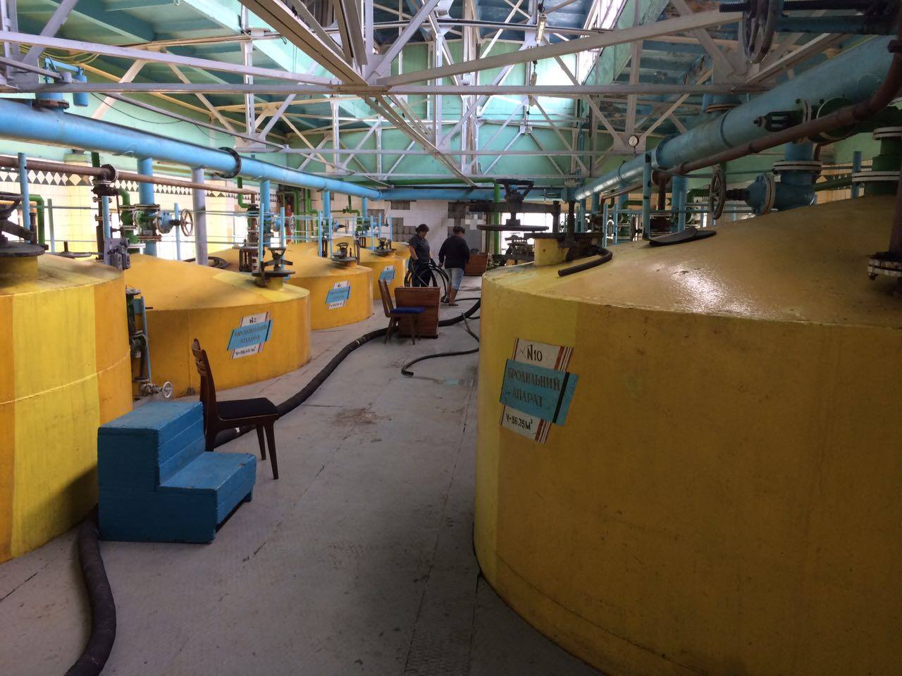 Спецоперация. Почти 500 налоговиков проводят обыски на спиртзаводах Украины