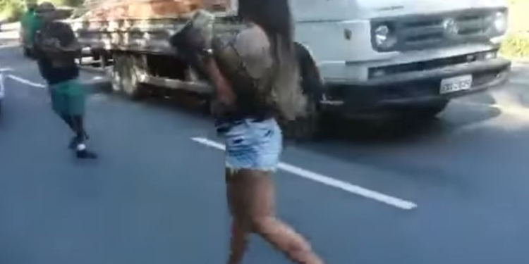 Так кто боится змей? Анаконда заблокировала дорогу, взять змею решилась только девушка