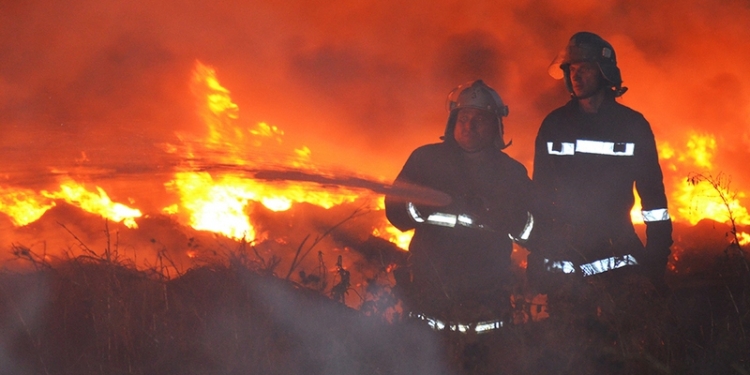 Черный дым в небе над Николаевом: пожар на частном предприятии по переработке старых шин