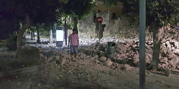 Мощное землетрясение в Греции и Турции. Есть погибшие и раненые