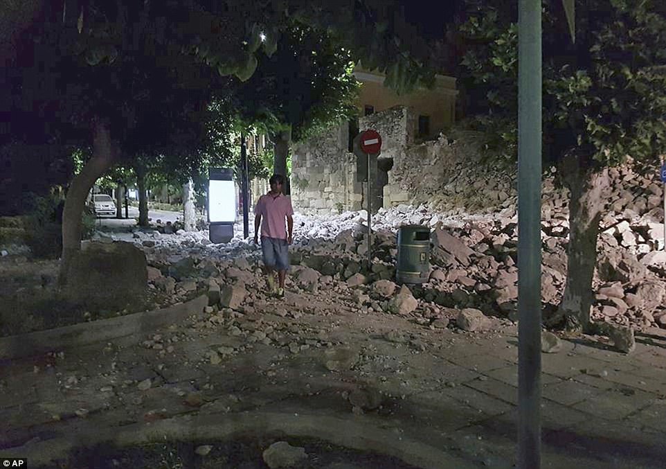 Мощное землетрясение в Греции и Турции. Есть погибшие и раненые 5