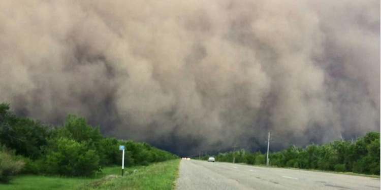Ураган в Казахстане. Порывы ветра достигали 34 метров в секунду
