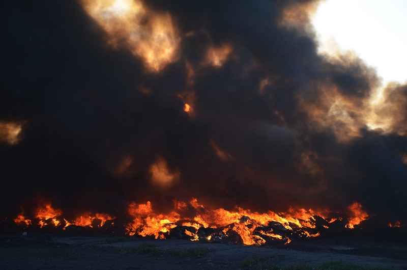 Черный дым в небе над Николаевом: пожар на частном предприятии по переработке старых шин 11