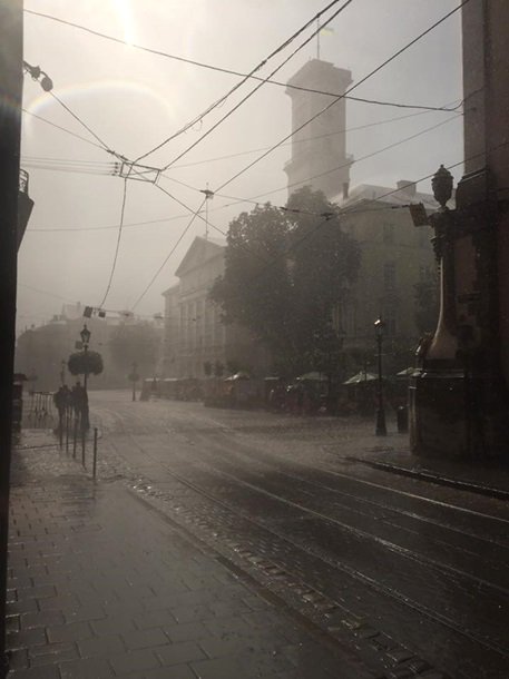 На Львов обрушился ураган. Пострадали дома, о жертвах пока неизвестно 9