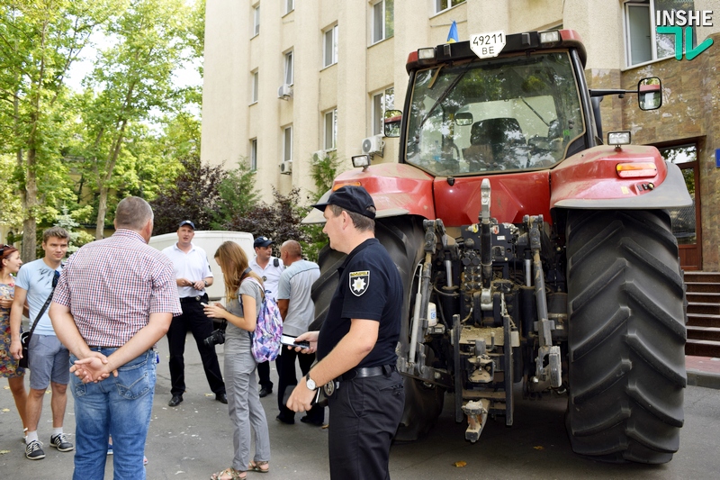 Шины, канистры и трактора: в Николаеве фермеры бастовали против системы мониторинга оценки рисков при регистрации налоговых накладных 9