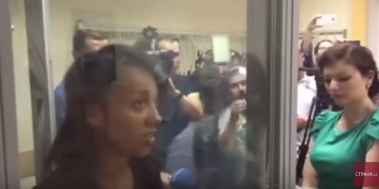 “Я никого не хотела обидеть”. Феминистке, оголившей грудь перед Порошенко и Лукашенко, суд избрал меру пресечения