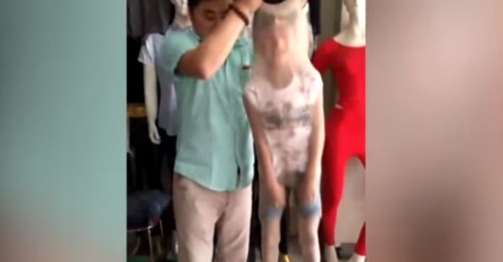 Жертва рекламы. Китаец засунул 8-летнего сына в колготки, как в мешок, чтобы доказать их прочность