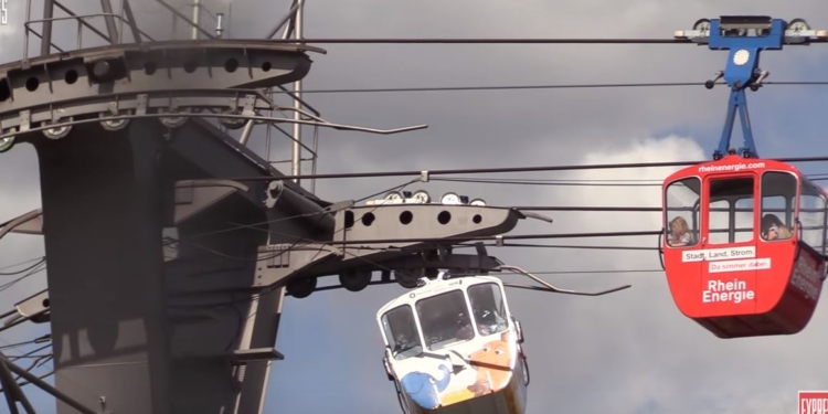 На канатной дороге над Рейном кабинка с пассажирами врезалась в опору