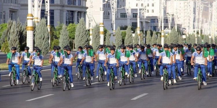 В Туркменистане из-за велопробега на день запретили частные автомобили