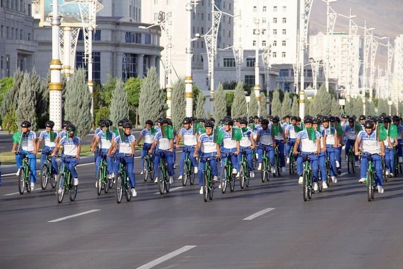 В Туркменистане из-за велопробега на день запретили частные автомобили 3
