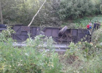 На Тернопольщине автобус с туристами, ехавшими на море в Одесскую область, слетел с обрыва – есть погибший и пострадавшие