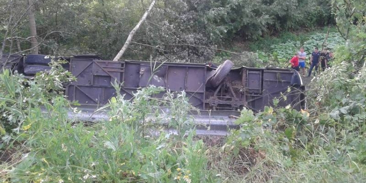 На Тернопольщине автобус с туристами, ехавшими на море в Одесскую область, слетел с обрыва – есть погибший и пострадавшие